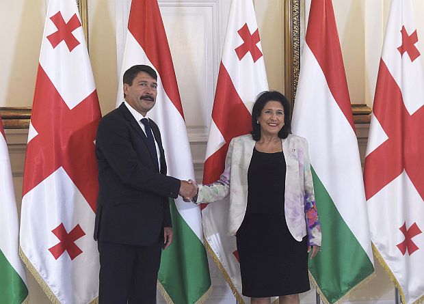 Áder János köztársasági elnöke kétnapos hivatalos látogatásra Georgiába utazott. Az államfőt Szalome Zurabisvili georgiai elnök fogadta Tbilisziben.