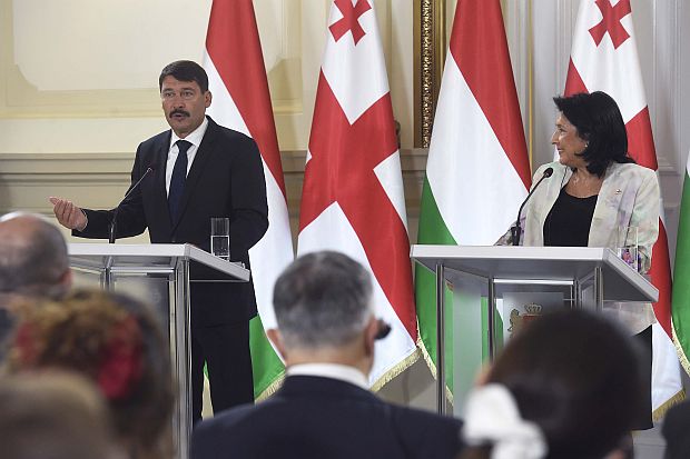 A képen: Áder János és Szalome Zurabisvili a megbeszélésüket követő sajtótájékoztatón.