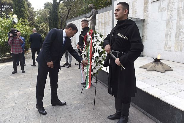 Áder János Tbilisziben megkoszorúzta a georgiai állam egységéért életüket áldozó katonák emlékművét.