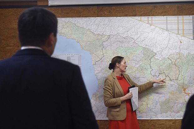 A képen: Áder János Kate Fearon, az Európai Unió Georgiai Megfigyelő Missziójának (EUMM) vezetője tájékoztatását hallgatja a georgiai Mchetában, a dél-oszét közigazgatási határ térségében.