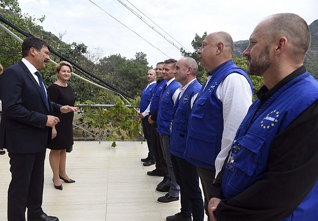 Áder János a georgiai Mchetában, a dél-oszét közigazgatási határ térségében találkozott az Európai Unió Georgiai Megfigyelő Missziójának (EUMM) magyar tagjaival.