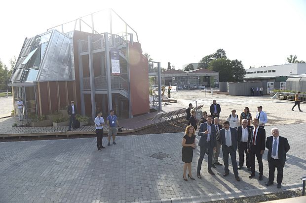Áder János köztársasági elnök látogatást tett a Solar Decathlon Europe 2019 elnevezésű nemzetközi egyetemi építőverseny mintaházparkjában.