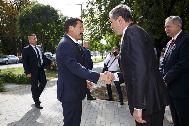Áder Jánost Füstös János Csurgó Város polgármestere fogadta Áder János az ünnepi közgyűlés helyszínén, a Csokonai Közösségi Háznál.