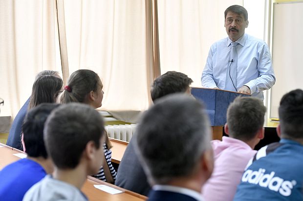 Áder János köztársasági elnök előadást tartott a klímaváltozásról a gyulai Gál Ferenc Főiskola Egészség- és Szociális Tudományi Kara diákjainak.