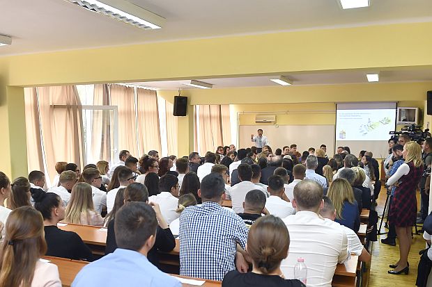 Áder János köztársasági elnök előadást tartott a klímaváltozásról a gyulai Gál Ferenc Főiskola Egészség- és Szociális Tudományi Kara diákjainak.