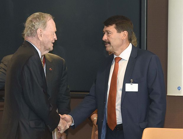 Áder János az ENSZ székházában kétoldalú megbeszélést folytatott Jean Crétien volt kanadai miniszterelnökkel.