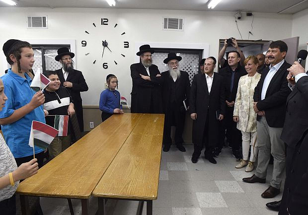 A képen: Áder János és Herczegh Anita Yechiel Kaufmann rabbi társaságában meglátogatta Brooklyn ortodox zsidó iskoláját.