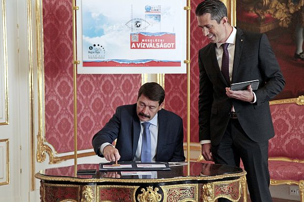 Áder János köztársasági elnök ünnepélyes keretek között forgalomba bocsátotta a Magyar Posta a Budapesti Víz Világtalálkozó 2019 alkalmából kibocsátott egyedi bélyegét a Sándor-palotában.