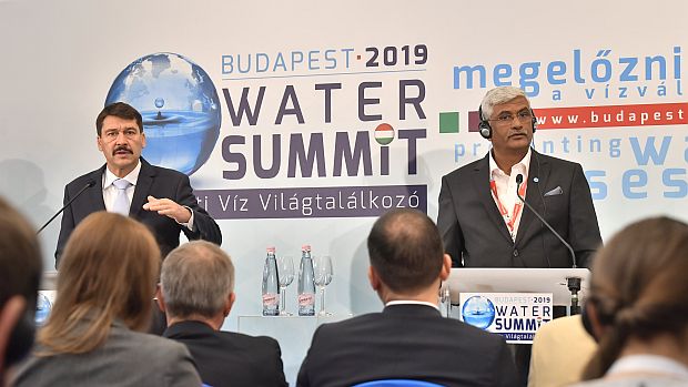 A képen: Áder János és Gadzsendra Szingh Sekavat indiai vízgazdálkodási miniszter a Budapesti Víz Világtalálkozó alkalmából tartott sajtótájékoztatón.