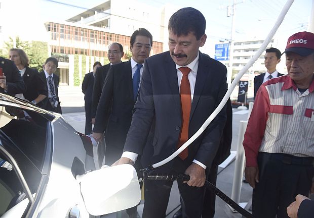 Áder János megtekintett egy hidrogéntöltő-állomást.