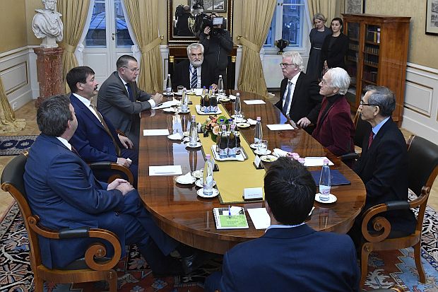 Áder János köztársasági elnök fogadta Toshiki Tajima japán, Benoit Deveaud és Gerard Mourou francia, továbbá Szabó Gábor magyar fizikust, valamint Palkovics László innovációs és technológiai minisztert a Sándor-palotában.