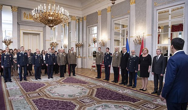 Áder János köztársasági elnök tábornoki előléptetéseket és kinevezéseket adott át a Sándor-palotában.