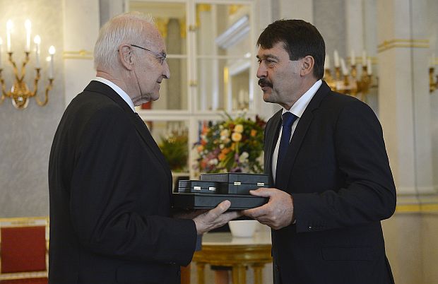 Áder János köztársasági elnök a Magyar Érdemrend Nagykeresztje (Polgári Tagozat) érdemrendjével tüntette ki Edmund Stoiber egykori bajor miniszterelnököt, a CSU tiszteletbeli elnökét a Sándor-palotában.