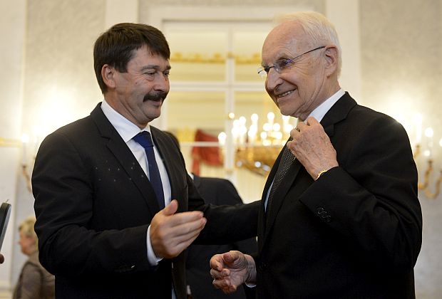 Áder János köztársasági elnök a Magyar Érdemrend Nagykeresztje (Polgári Tagozat) érdemrendjével tüntette ki Edmund Stoiber egykori bajor miniszterelnököt, a CSU tiszteletbeli elnökét a Sándor-palotában.