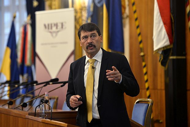 Áder János köztársasági elnök klímaelőadást tartott a Magyar Polgári Együttműködés Egyesület Korunk kihívásai című konferenciasorozatának rendezvényén a Pest megyei megyeházán.