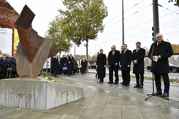 A képen: Frank-Walter Steinmeier, Áder János, Andrzej Duda, Miloš Zeman és Zuzana Čaputová az ünnepségen.