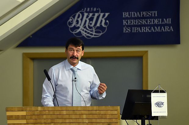 Áder János köztársasági elnök a klímaváltozással kapcsolatos előadást tartott a Budapesti Kereskedelmi és Iparkamara Vállalkozások a környezetvédelemért című konferenciáján a BKIK székházában.