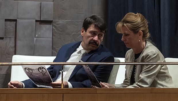 Áder János köztársasági elnök és felesége, Herczegh Anita részt vett a magyar-japán diplomáciai kapcsolatok 150 évvel ezelőtt történt felvételének alkalmából rendezett emlékév záróeseményén, a Müpa Bartók Béla Nemzeti Hangversenytermében szervezett wadaiko-(japándob)-koncerten.