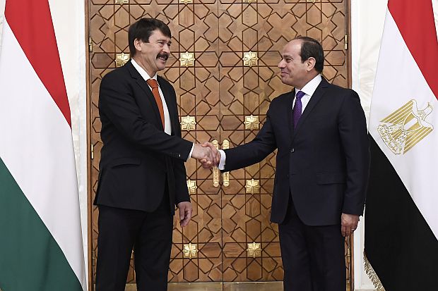 Áder János köztársasági elnöke négynapos hivatalos látogatásra Egyiptomba utazott. Az államfőt Abdel Fatah el-Szíszi, Egyiptom elnöke fogadta Kairóban, az Ittihadíja palotában.