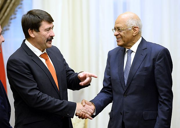 A képen: Áder János és Ali Abdel-Ál, az egyiptomi parlament elnöke.