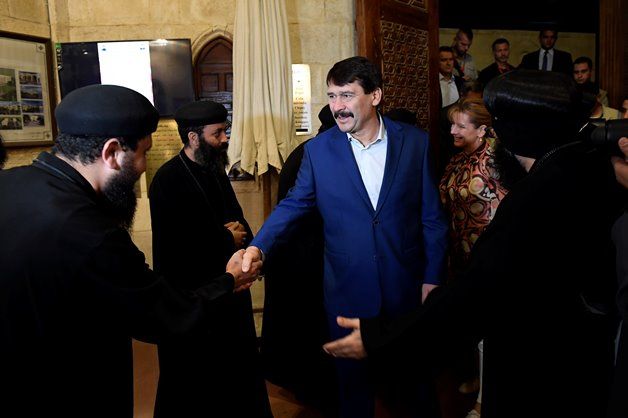 A képen: Áder János és felesége, Herczegh Anita a kairói Abu Serga kopt templomban.