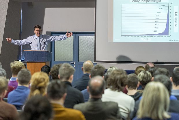 Áder János köztársasági elnök a klímaváltozással kapcsolatos előadást tartott a győri Révai Miklós Gimnázium diákjainak.