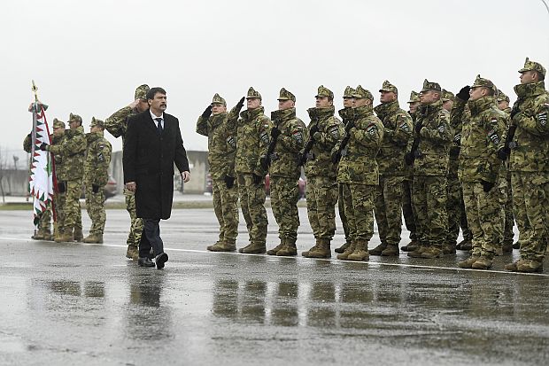 A képen: Áder Jánost fogadják a magyar kontingens katonái Novo Selo-ban.