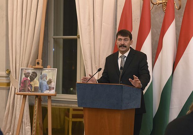 Áder János köztársasági elnök tiszteletvacsorán fogadta a bangladesi sziámi ikrek szétválasztásában közreműködő orvosi csapatok vezetőit, tagjai és segítőiket.