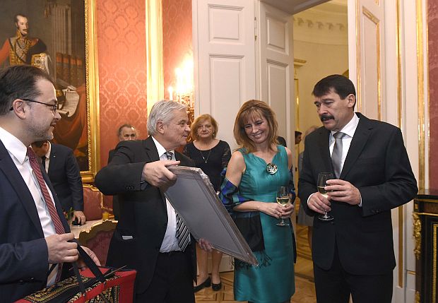 A képen: Áder János és felesége, Herczegh Anita Csókay András idegsebésszel és Pataki Gergely plasztikai sebésszel beszélget a Mária Terézia-szalonban.