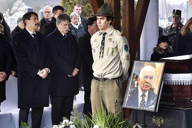 Áder János köztársasági elnök részt vett és búcsúbeszédet mondott Horváth János temetésén Cecén.