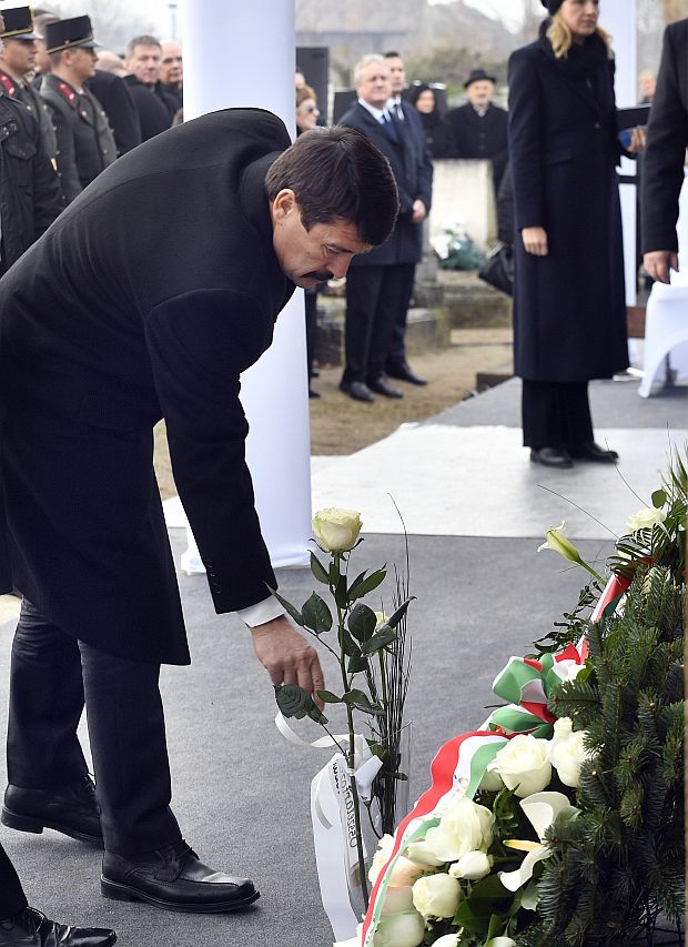 Áder János köztársasági elnök részt vett és búcsúbeszédet mondott Horváth János temetésén Cecén.