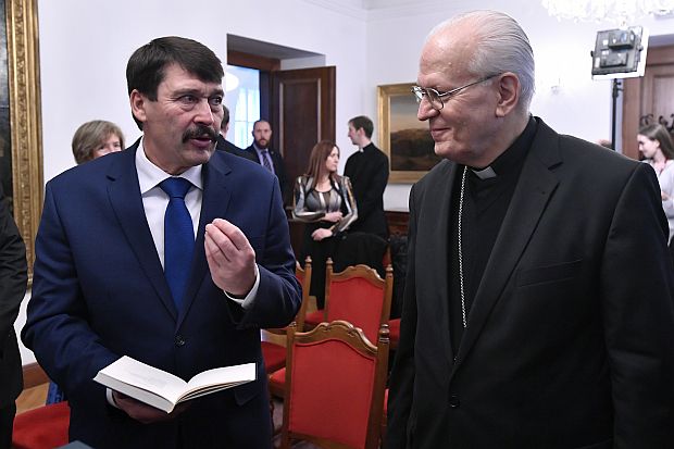 Áder János köztársasági elnök Erdő Péter bíboros, esztergom-budapesti érsek társaságában bemutatta az Égre néző című, istenes verseket tartalmazó válogatáskötetet a budai Prímási Palotában.