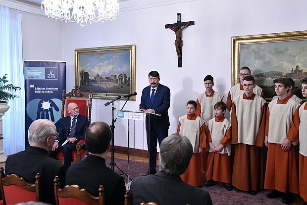 Áder János köztársasági elnök Erdő Péter bíboros, esztergom-budapesti érsek társaságában bemutatta az Égre néző című, istenes verseket tartalmazó válogatáskötetet a budai Prímási Palotában.