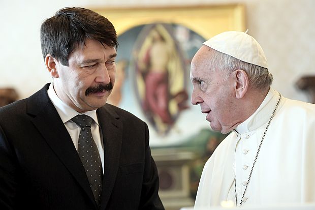 Áder János köztársasági elnököt négyszemközti audiencián fogadta Ferenc pápa a Vatikánban, a Pápai Magánkönyvtárban.