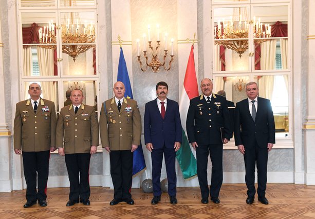 Áder János vezérőrnaggyá léptette elő Kilián Nándor dandártábornokot, Schmidt Zoltán dandártábornokot és Sándor Tamás dandártábornokot, valamint tűzoltó dandártábornokká nevezte ki Kiss András Zoltán tűzoltó ezredest a Sándor-palotában.