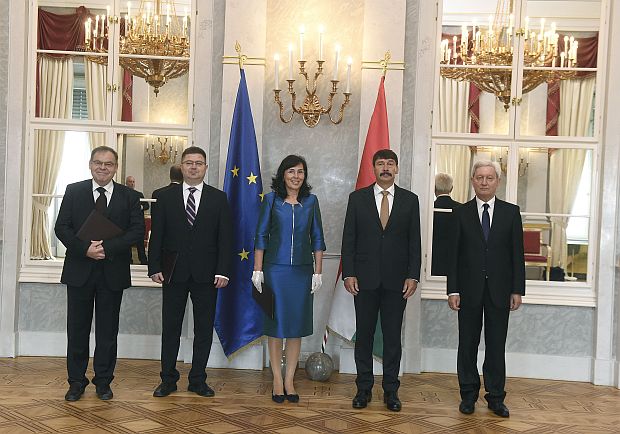 Áder János köztársasági elnök rektori megbízásokat adott át a Sándor-palotában.