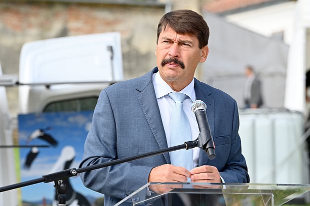 Áder János köztársasági elnök részt vett és beszédet mondott a Gödöllői Nemzetközi Természet- és Környezetvédelmi Fesztiválon és a Magyar Nemzeti Parkok Hete megnyitóján.