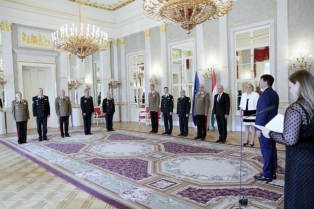 Áder János köztársasági elnök tábornoki előléptetéseket és kinevezéseket adott át a Sándor-palotában.