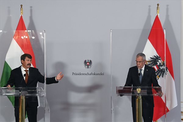 Áder János köztársasági elnök Alexander Van der Bellen osztrák államfő meghívására hivatalos látogatásra Ausztriába utazott.