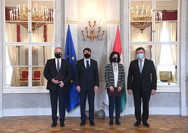 Áder János köztársasági elnök rektori megbízásokat adott át a Sándor-palotában.