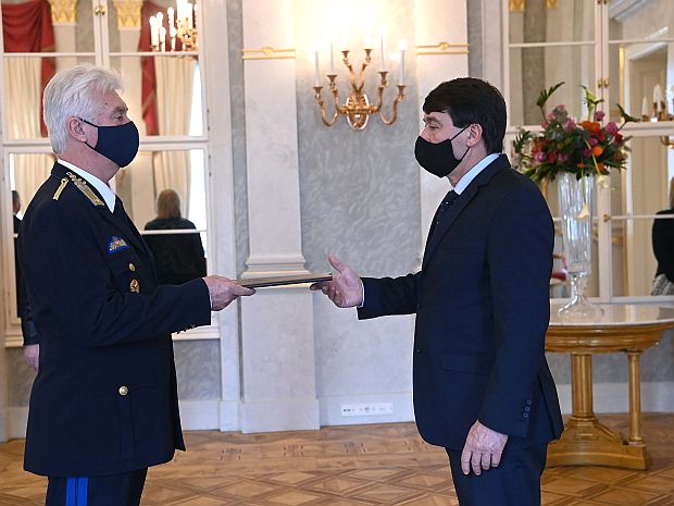 Áder János köztársasági elnök tábornoki előléptetési okiratot adott át a Sándor-palotában.