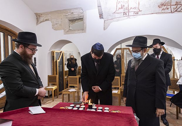 Áder János köztársasági elnök a budavári zsinagógában gyertyát gyújtott a holokauszt áldozatainak nemzetközi emléknapján.