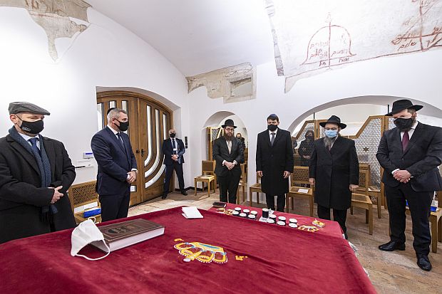 Áder János köztársasági elnök a budavári zsinagógában gyertyát gyújtott a holokauszt áldozatainak nemzetközi emléknapján.