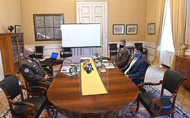 Áder János köztársasági elnök fogadta Korom Ferencet, a Magyar Honvédség parancsnokát a Sándor-palotában.