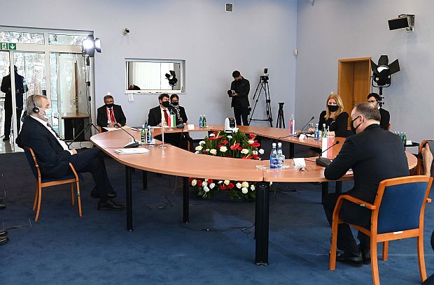 A képen: Miloš Zeman cseh, Áder János magyar, Zuzana Čaputová szlovák és Andrzej Duda lengyel elnök, a visegrádi országok csúcstalálkozójának résztvevői az államfők plenáris megbeszélésén.