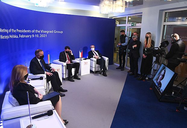 A képen: Zuzana Čaputová szlovák, Andrzej Duda lengyel, Áder János magyar és Miloš Zeman cseh elnök a csúcstalálkozót záró online sajtótájékoztatón.