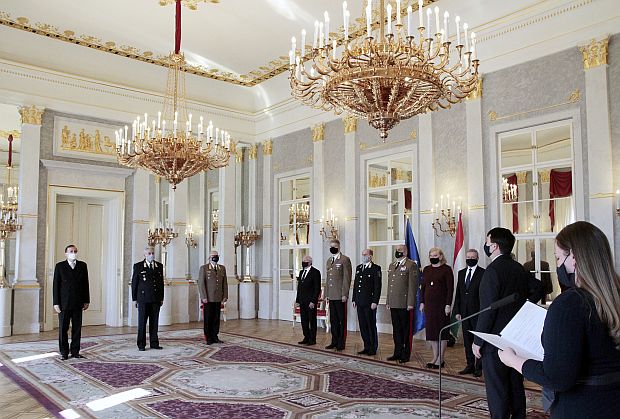 Áder János köztársasági elnök tábornoki előléptetéseket és kinevezést adott át a Sándor-palotában