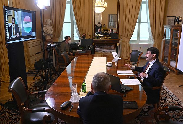 Áder János köztársasági elnök előadást tartott a Magyar Út- és Vasútügyi Társaság Utak és vasutak a klímasemleges Magyarországért címmel rendezett online innovációs konferenciáján.