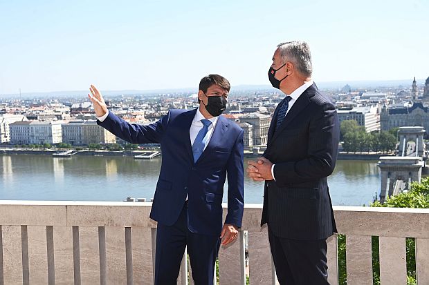 A képen: Áder János és Milo Đukanović a Sándor-palota teraszán.