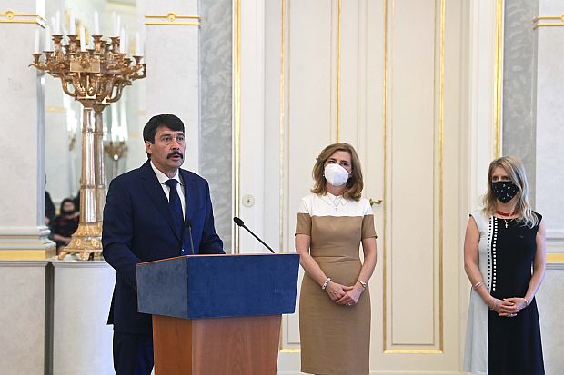 Áder János köztársasági elnök sajtótájékoztatót tartott a Regőczi István Alapítvány bírósági bejegyzéséről és működésének megkezdéséről a Sándor-palotában. Az eseményen részt vett felesége, Herczegh Anita és Ürge-Vorsatz Diána is.